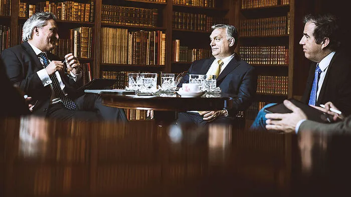 Hubert Patterer (links) im Gespräch mit Viktor Orban (Mitte)