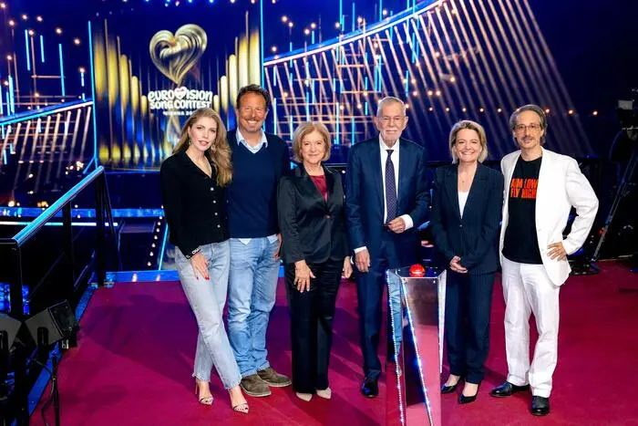 Victoria Swarovski, ESC-Executive-Producer Michael Krön, ORF-Generaldirektorin Ingrid Thurnher, Bundespräsident Alexander Van der Bellen, Programmdirektorin Stefanie Groiss-Horowitz und Michael Ostrowski 