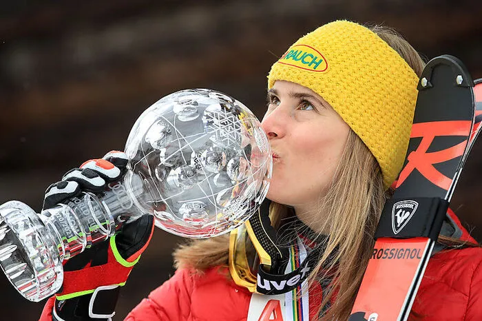 Top: Katharina Liensberger: Mit der ersten kleinen Kristallkugel ihrer Karriere für den Gewinn der Slalomwertung beendete die Vorarlbergerin die Saison. Die 23-Jährige - Weltmeisterin in Slalom und Parallelbewerb sowie WM-Dritte im Riesentorlauf - errang in Aare und Lenzerheide auch die ersten Slalom-Weltcupsiege ihrer Karriere.