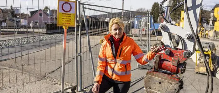 Sandra Wassermann trägt bei Außenterminen häufig eine orange Jacke