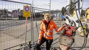 Sandra Wassermann trägt bei Außenterminen häufig eine orange Jacke