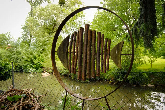 Das Zwitschern der Vögel, das Summen der Bienen und das Plätschern des Weizbaches, der direkt neben dem Garten vorbeifließt, verleiht dem Besuch eine ganz eigene Atmosphäre.