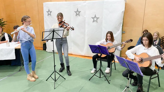 Nach zwei Jahren Pause lud die Gemeinde St. Peter ob Judenburg wieder zur traditionellen Seniorenweihnachtsfeier. Jedes Jahr gestaltet ein anderer Verein diese Feier, die heuer erstmals im Turnsaal der Volksschule stattfand.