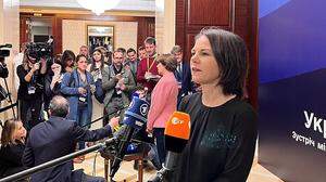 Annalena Baerbock in Kiew vor Pressevertretern