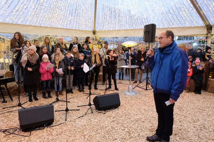 TIP-Geschäftsführer Gerwald Hierzi eröffnete das Adventdorf offiziell. 