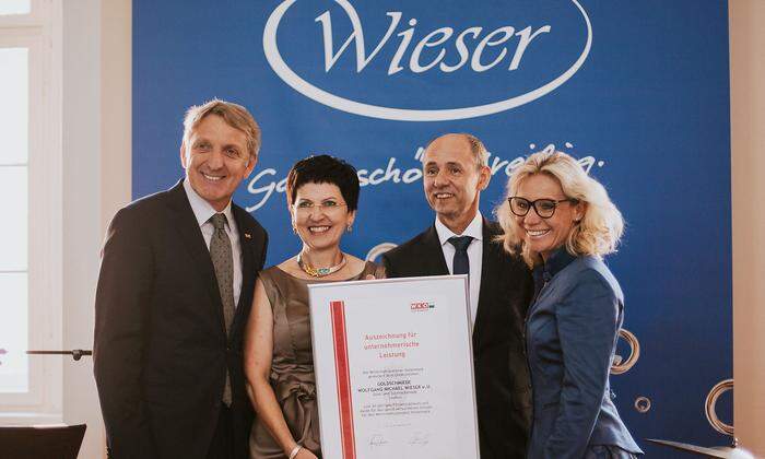 Josef Herk und Valentina Herk mit der Auszeichnung für Irene und Michael Wieser