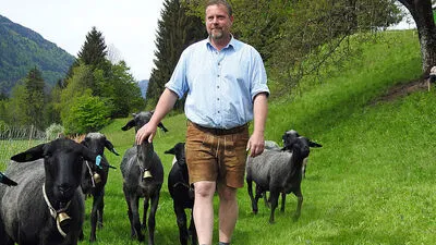 Christian Mörtl mit seinen Schafen