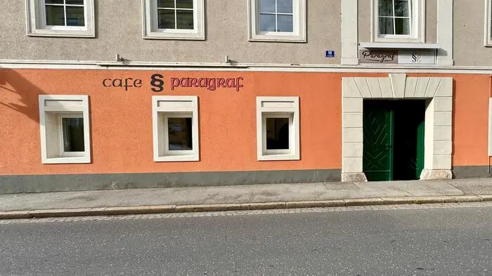 Ein Lokal an einer Straße