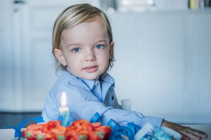Prinz Nicolas (2) freut sich auch schon auf seine kleine Schwester.