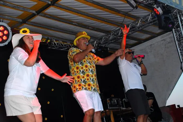 Vor der Konzertbühne versammelten sich Gäste mit Fanartikeln, fieberhaft wartete man auf den Höhepunkt des Open Air Abends, den Auftritten der Schlagersänger Manuela Lorenz und Manuel Mascha sowie der Band „Plus“ rund um Marco Prinner und Leo Aberer. Als Überraschungsgast trat Rudi Mally aus Graz auf. 