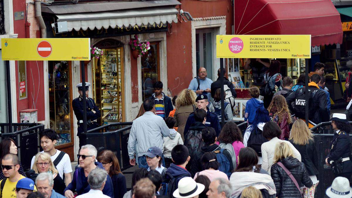 Touristen in Venedig müssen sich Fragen gefallen lassen