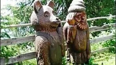 Diese Holzfiguren (Archivfoto) flankieren das Museum