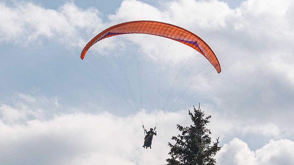 Paragleiter im Landeanflug (Sujetbild)