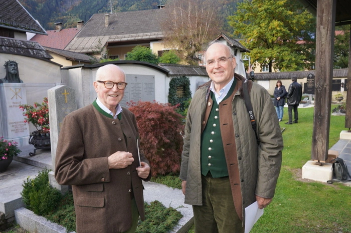BKS-Chef i.R. Heimo Penker mit Herbert Kulterer, der sich unermüdlich für die Ausgestaltung des Kalvarienberges in Sachsenburg engagiert.