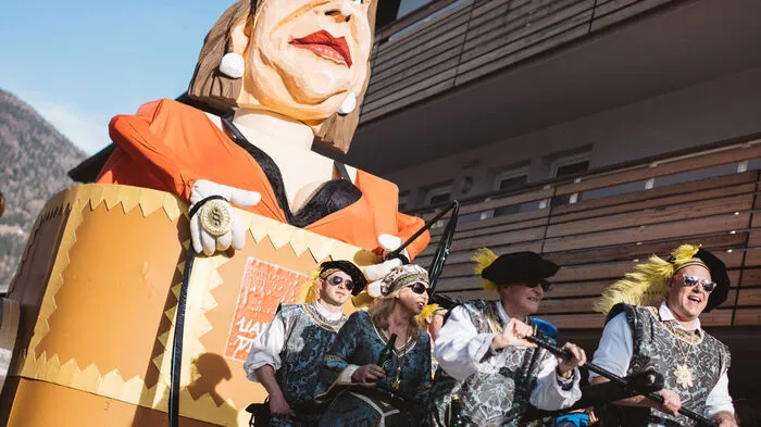 Rache ist süß: Das (vorerst) letzte Kapitel im Buch "Narrengilde vs. BH Lienz" ist geschrieben. Diese Figur zogen die Narren durch das Marktl. 