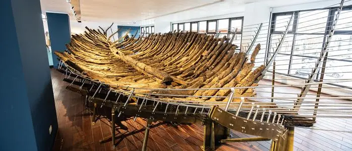 Überreste eines Schiffswracks in einem Museum