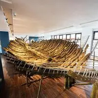 Das Wrack des römischen Frachtschiffs Iulia Felix im Nationalmuseum für Unterwasserarchäologie in Grado