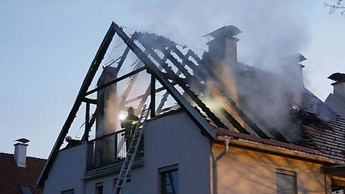 Die obere Wohnung des Hauses brannte vollkommen aus