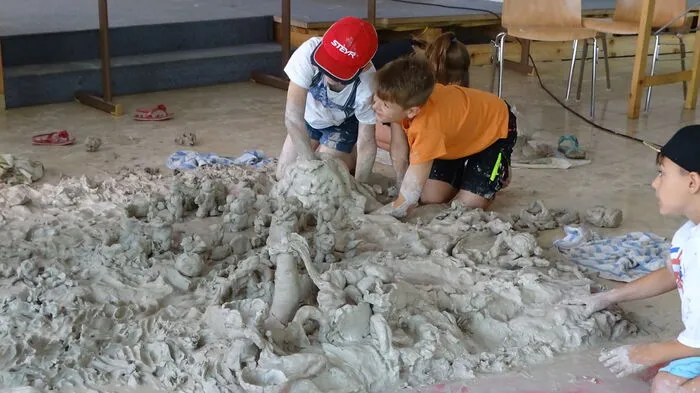 Die Volksschulkinder dürfen nach Lust und Laune im Ton wühlen.