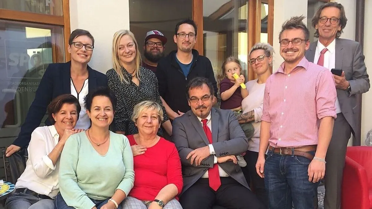 Vor der SPÖ-Zentrale in Judenburg wartete man gespannt auf die erste Hochrechnung, die ohne Jubel zur Kenntnis genommen wurde