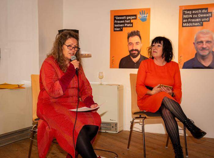 Sieglinde Kleindienst (li.) und Jasmin Holzmann-Kiefer (re.) bei der Auftaktveranstaltung zu „Orange the World“ 2023 im Lerchhaus Eibiswald