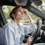 Frau schwitzt im Auto | Manchmal zahlt es sich in Italien aus, die Klimaanlage nicht einzuschalten
