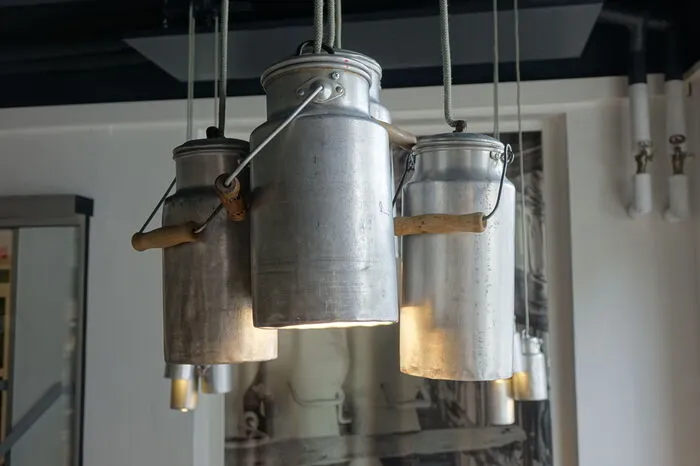 ...Milchkannen als Lampen.