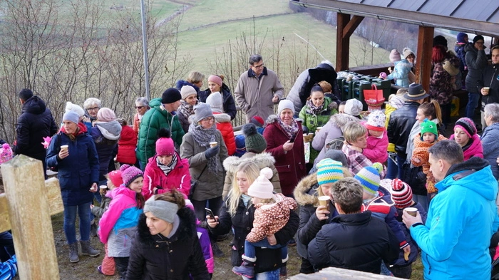 Viele Menschen waren den Kalvarienbergweg entlanggewandert und warteten auf die Ankunft des Nikolaus