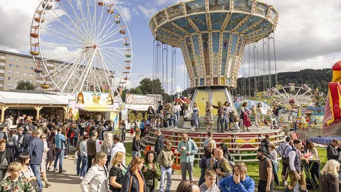Viele Menschen am Wiesenmarktareal