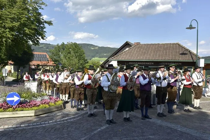 Auf der Sportanlage der Naturparkarena fand danach die offizielle Eröffnung des 124. Blasmusikfestes und die Übergabe der Leistungsabzeichen statt