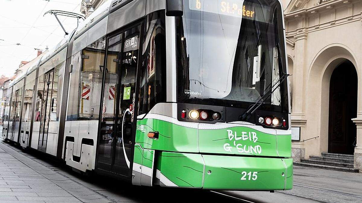 Auch die Tram ist mit Maske unterwegs.