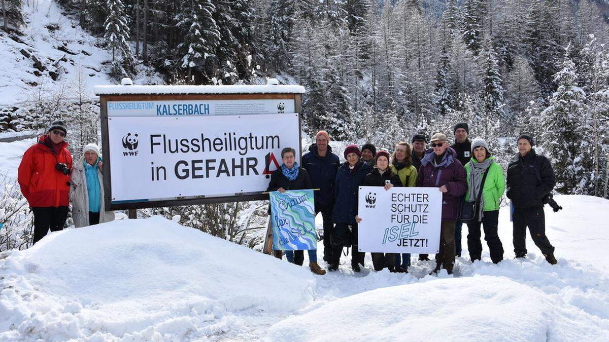 Die Umweltschutzorganisationen verhüllten die Infotafel mit einer Warntafel 