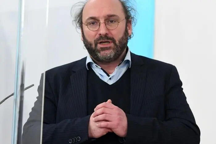 Niki Popper: Simulationsforscher, seit Corona in ganz Österreich bekannt. Studierte Mathematik, Philosophie und Jazztheorie, Unternehmergründer, Journalist.