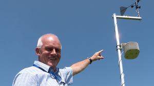 Meteorologe Peter Parson mit einer Windmess-Station