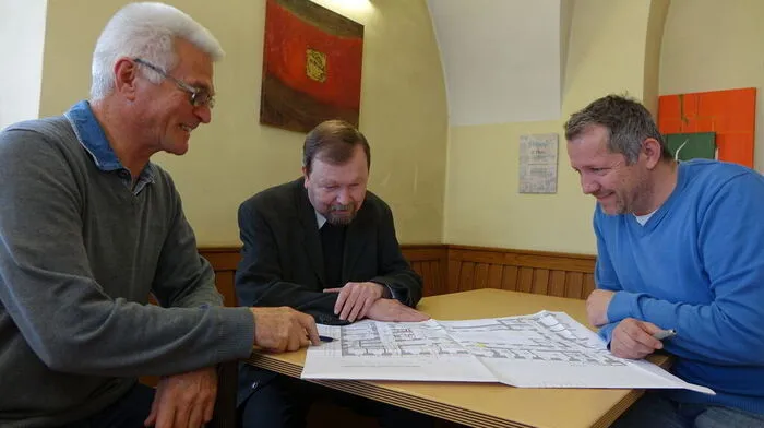 Die Umbaupläne sind fix: Pfarrgemeinderat Josef Lienhart, Dechant Erich Linhardt und Architekt Andreas Scherr