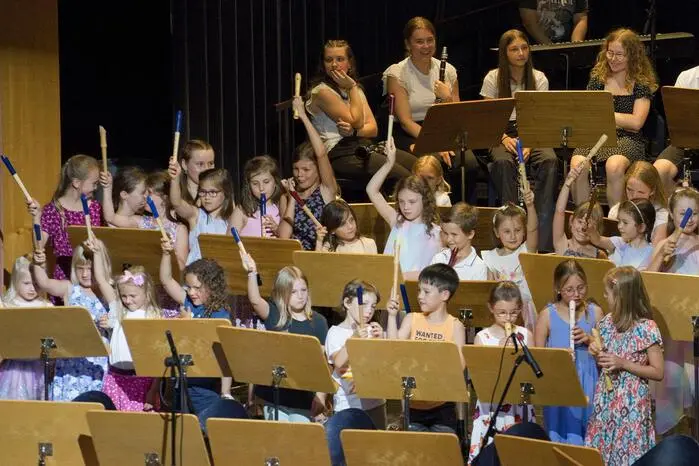 Besondere Aufmerksamkeit galt dem solistischen Nachwuchs und den Ensembles aus allen Ausbildungsklassen. Auch Kinder aus der Blockflötenklasse zeigten erste musikalische Schritte.