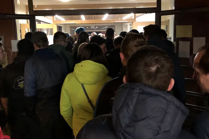 Eine lange Schlange vor dem Eintritt