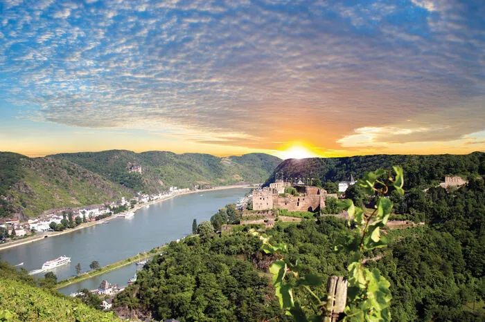 Imposantes Schloss mit Blick auf die Loreley.Das UNESCO-Welterbe Oberes Mittelrheintal zählt mit unzähligen Burgen, verträumten Dörfern und lauschigen Ecken zu den landschaftlich schönsten Plätzen Deutschlands. Das Romantik Hotel Schloss Rheinfels liegt mitten drin auf einer Anhöhe, mit Blick auf die sagenumwobene Loreley. Das Vier-Sterne-Superior-Hotel wurde perfekt in die historische Burg Rheinfels integriert und bietet insgesamt 64 Zimmer, Suiten und ein Hotelappartement, einen schönen SPA, drei Restaurants und eine urige Kneipe. www.schlosshotels.co.at/rheinfels