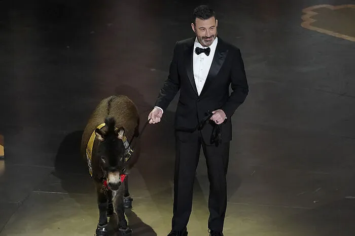 Moderator Jimmy Kimmel mit Esel in Anspielung auf "The Banshees of Inisherin": "Diversität wird heute groß geschrieben. Wir haben Darsteller aus allen Ecken von Dublin hier."