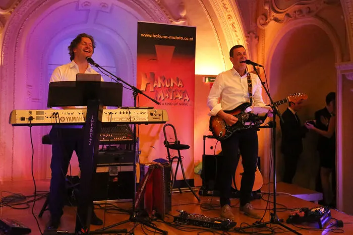 Für die musikalische Umrahmung des Abends sorgte die Band „Hakuna Matata“ (Bild), Lost_Taste und 201 Rase/Raymond heizten im Gewölbe- und Jugendkeller die Stimmung an. 