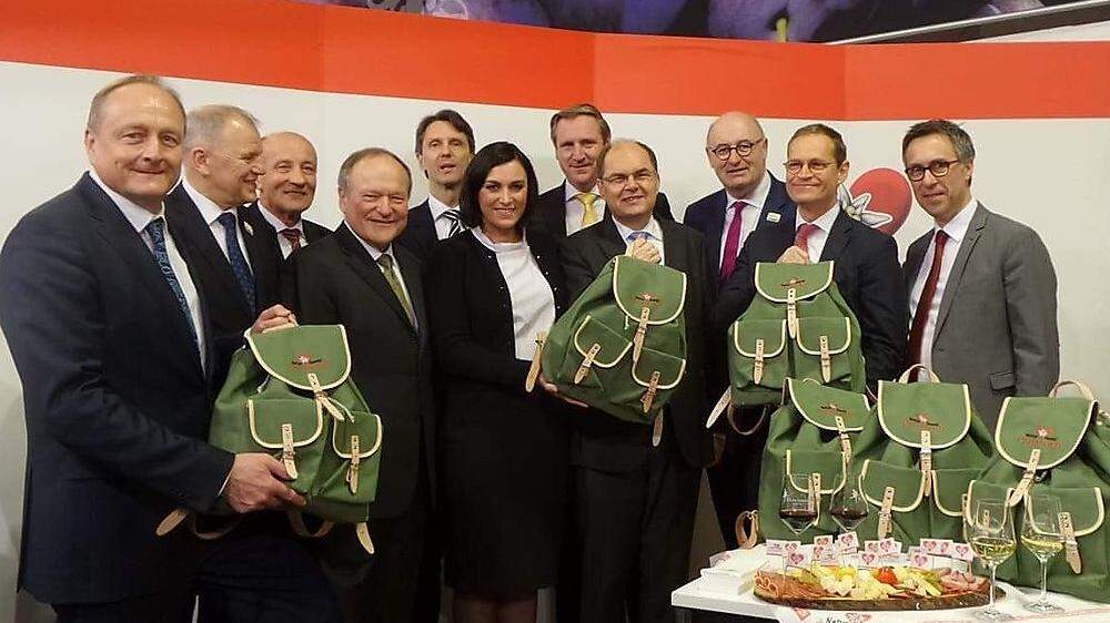 Agrarminister Köstinger und Schmidt (Deutschland) sowie der Berliner Bürgermeister Müller, EU-Kommissar Phil Hogan und weitere europäische Agrarspitzen