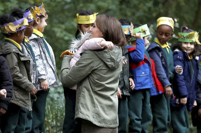 Sie durchforstet mit den Kindern den Wald und lässt sich auch zu der einen oder anderen Umarmung hinreißen.