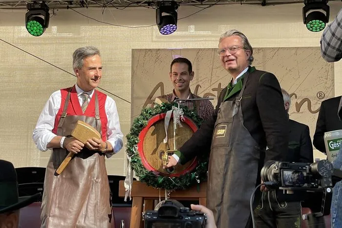 Nagl mit Hammer, ohne Sichel, vor dem Bieranstich