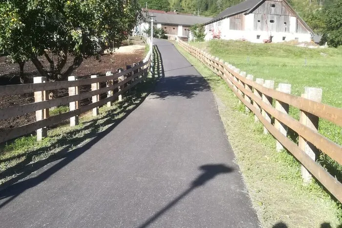 Im Zuge des Neubaus wurde auch der Zuweg verbreitert.