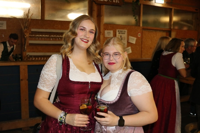 Katrin und Natalie konnten an diesem Abend der Versuchung - an der Spritzertheke - nicht widerstehen.