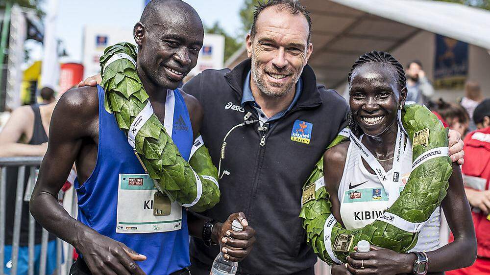 Veranstalter Michael Kummerer mit den Halbmarathon-Siegern 2017, Peter Kirui und Viola Kibiwot