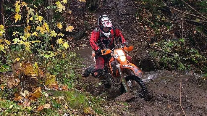 Motocrosser werden immer wieder mit Fallen wie Stacheldraht, Seilspannen und Nagelbretter konfrontiert
