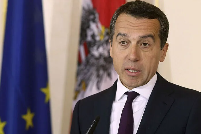 "Wenn diese Regierungszusammenarbeit von Einzelnen aufgrund persönlicher, egoistischer Eigeninteressen, mutwillig zerstört wird, dann muss allen bewusst sein, dass man hier der freiheitlichen Partei den roten Teppich in die nächste Regierung ausrollt. Das muss jeder für sich verantworten, ob er das für richtig hält oder nicht." - Auch Kanzler Kern kritisiert Sobotka.