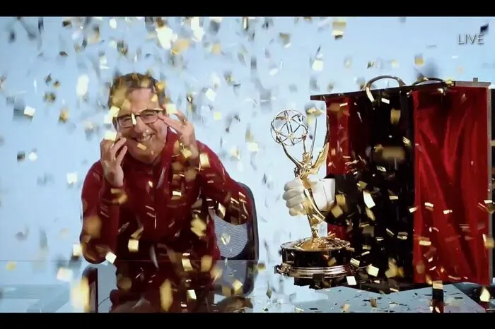 ABC shows Talkshow-Host John Oliver freut sich über seinen Emmy für die "Last Week Tonight with John Oliver".