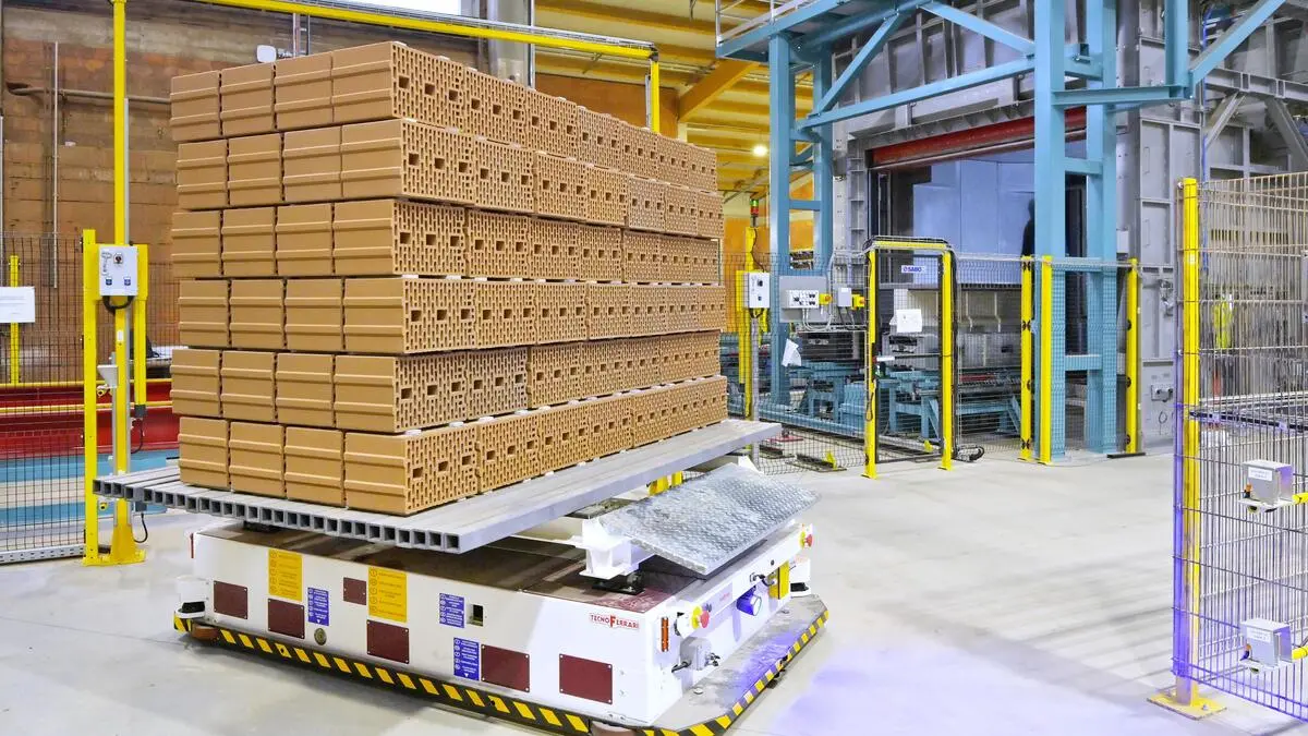 Das Bild zeigt gestapelte Ziegel in einem neuen, automatisierten Ziegelwerk | CO2-neutrale Ziegelproduktion in Uttendorf (OÖ). Der Ökostrom für den Elektroofen ist derzeit deutlich teurer als Gas